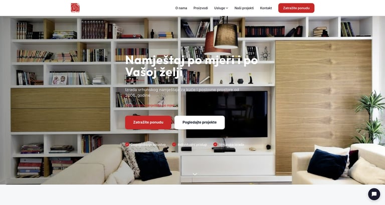 R Kvadrat web stranica - moderan dnevni boravak s bijelim regalima, TV-om i udobnim kaučem